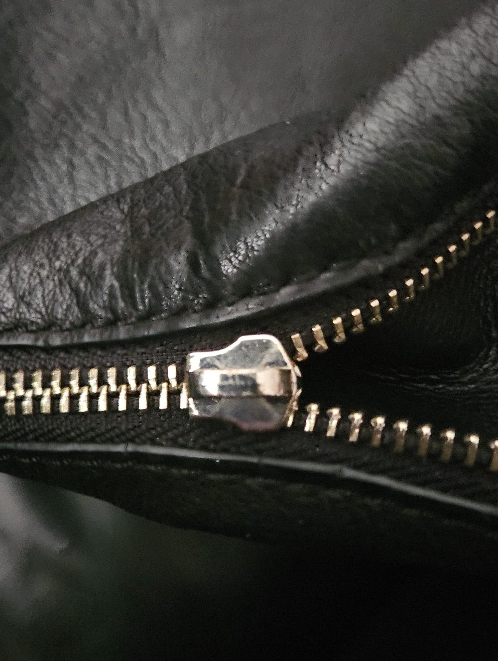 Danier 100% Leather Black  Classic Hobo Zipper  Bag Gold Hardware - Picture 14 of 14